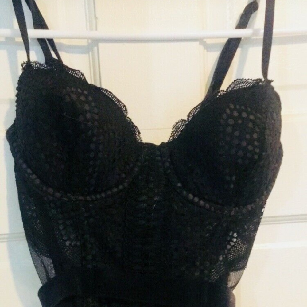 VICTORIAS SECRET Lingerie Black Lace. Size 32 C.